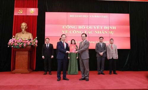 Bộ trưởng Hoàng Minh Sơn trao quyết định cho ông Trương Anh Dũng.
