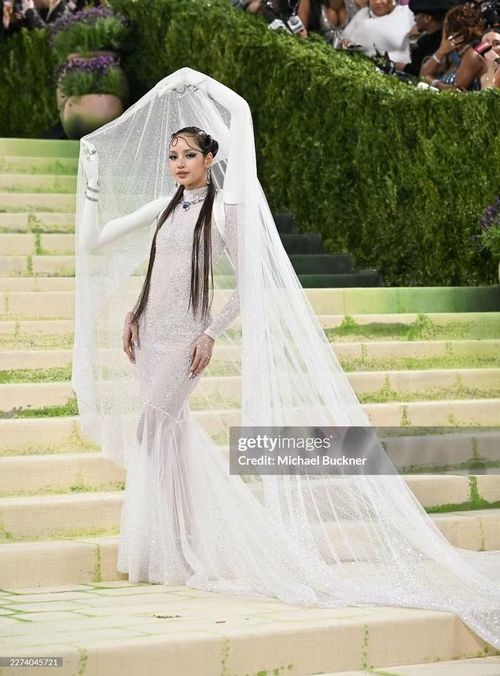 Lisa trở lại thảm đỏ Met Gala 2026 năm nay với một tâm thế và tạo hình vô cùng ấn tượng.