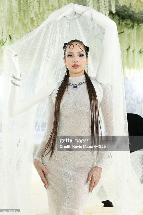 Cô không chỉ là một khách mời hạng A, mà chính thức trở thành nghệ sĩ K-pop đầu tiên và duy nhất tính đến hiện tại gia nhập đội ngũ Host Committee (Ban Chủ trì) của Met Gala.