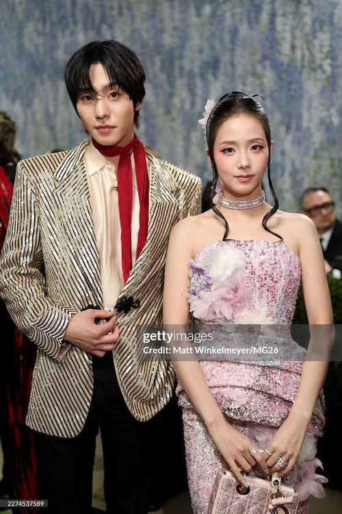 Xuất hiện với tạo hình ngọt ngào tự công chúa, chị cả BLACKPINK tự tin tỏa sáng bên cạnh dàn sao nổi tiếng.