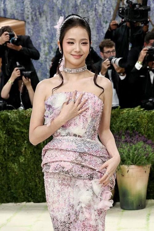 Sự xuất hiện của Jisoo tại Met Gala 2026 đã góp phần hoàn thiện bức tranh mang tính lịch sử đối với bộ tứ BLACKPINK tại sự kiện đình đám này.