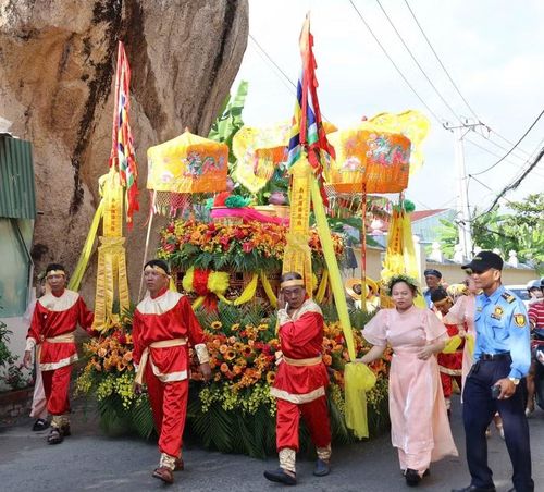 Đoàn rước khởi hành từ Tháp Bà về chùa Hải Ấn (chùa Hang). Ảnh: Ng. Phương.