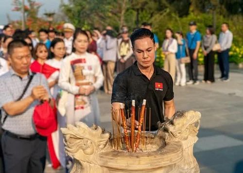 Tác giả thành kính dâng hương tưởng niệm tại Đền Hùng (Phú Thọ). (Ảnh TGCC)