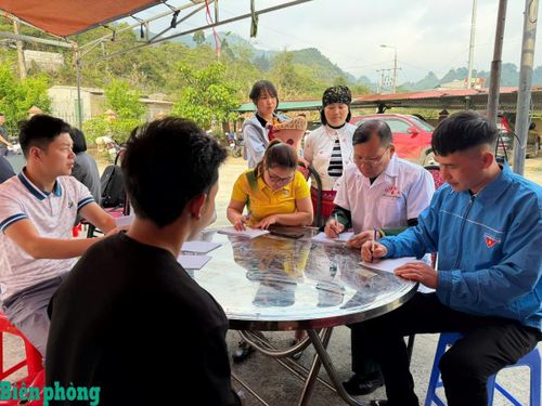 Đồn Biên phòng Sơn Vĩ, Bộ đội Biên phòng tỉnh Tuyên Quang phối hợp với Bệnh viện đa khoa Hà Giang, Bệnh viện Y học cổ truyền Hà Giang, Bệnh viện Đa khoa khu vực Mèo Vạc, Trung tâm Y tế khu vực Mèo Vạc tổ chức Chương trình khám, tư vấn chăm sóc sức khỏe và cấp phát thuốc miễn phí cho nhân dân trên địa bàn xã Sơn Vĩ, tỉnh Tuyên Quang. Ảnh: Kim Khánh