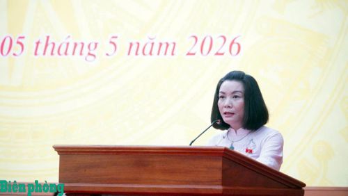 Bà Nguyễn Minh Tâm, Phó trưởng đoàn chuyên trách Đoàn đại biểu Quốc hội tỉnh Quảng Trị thông tin đến hội nghị những nội dung quan trọng. Ảnh: Ngọc Mai