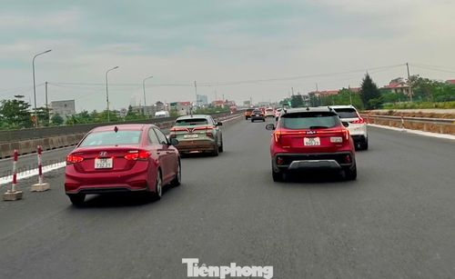Hiện các đoạn cao tốc qua Trạm dừng nghỉ Xuân Khiêm, đoạn qua nút giao QL10, nút giao Khánh Hòa... lòng đường mở rộng đã hoàn thiện, cho xe đi vào để giảm ùn tắc bắt đầu từ dịp cao điểm 30/4 đến nay.