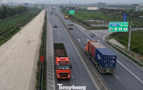 Tuy nhiên, trên toàn tuyến đường dự án dài 15,3 km vẫn còn một số đoạn do giải phóng mặt bằng xong muộn nên các nhà thầu vẫn phải quây rào phần diện tích mở rộng để thi công tiếp.