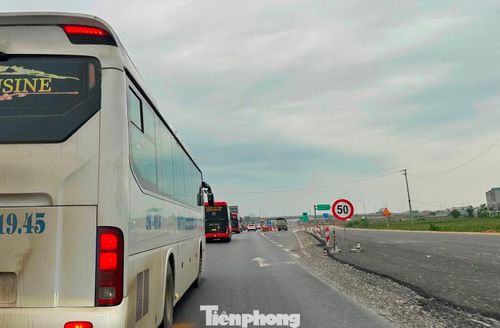 Do dự án thực hiện trong điều kiện vừa thi công vừa đảm bảo giao thông nên để thi công trên diện rộng và đẩy nhanh tiến độ, nhiều đoạn đường cao tốc đã phải cắm biển hạn chế tốc độ xe chạy từ 80km xuống còn 50 - 60 km/h.