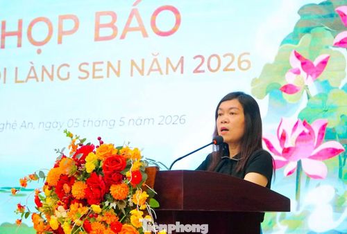Bà Quách Thị Cường - Phó Giám đốc Sở Văn hóa, Thể thao và Du lịch Nghệ An thông tin tại buổi họp báo.