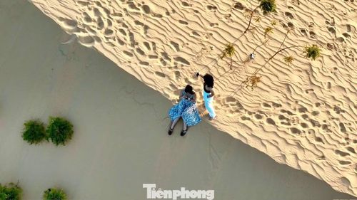 Trong bài viết, tạp chí Lonely Planet cũng nhấn mạnh: "Kỳ quan thiên nhiên hiện diện ở khắp mọi nơi tại Việt Nam. Nếu có cơ hội trải nghiệm trên một trong những chuyến tàu đường dài - tàu Thống Nhất nối Hà Nội và TPHCM, du khách sẽ được chứng kiến bức tranh trải dài vô tận của những cánh đồng lúa xanh mướt, xen kẽ là những vịnh cát trắng và cao nguyên phủ rừng rậm".