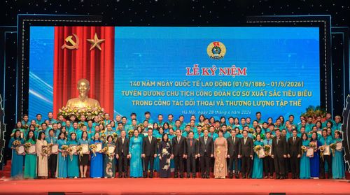 Các đồng chí lãnh đạo Đảng, Nhà nước trao thưởng cho các Chủ tịch Công đoàn cơ sở xuất sắc tiêu biểu.