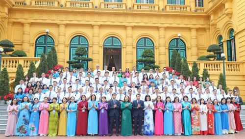 Phó Chủ tịch nước Võ Thị Ánh Xuân cùng Đoàn đại biểu Chủ tịch Công đoàn xuất sắc tiêu biểu trong công tác đối thoại và thương lượng tập thể năm 2026.