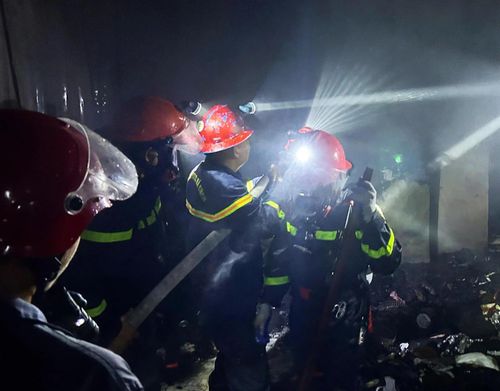 Cảnh sát PCCC &amp; CNCH nỗ lực dập lửa.