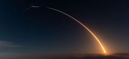 Bức ảnh chụp vệt sáng của tên lửa Falcon 9 thuộc tập đoàn SpaceX trong sứ mệnh CAS500-2, được phóng từ Căn cứ Lực lượng Không gian Vandenberg ngày 3/5. Ảnh: SpaceX/spaceflightnow.com