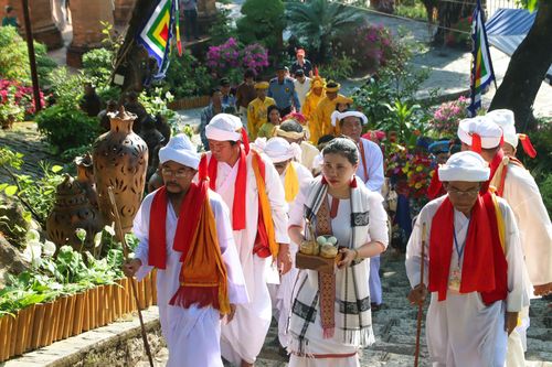 Những người Chăm trong trang phục truyền thống dự lễ rước nước cầu mưa thuận gió hòa, mùa màng tươi tốt. Ảnh: X.N
