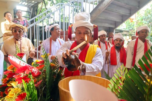 Một vị chức sắc người Chăm thực hiện nghi thức lấy nước. Ảnh: X.N