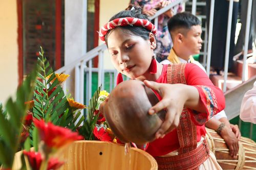 Thiếu nữ Chăm lấy nước để đưa về về dâng Mẫu ở di tích quốc gia đặc biệt Tháp Bà PoNagar. Ảnh: X.N