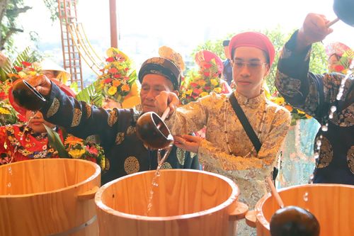 Thành viên tham gia đoàn thực hiện nghi thức dâng nước. Ảnh: X.N