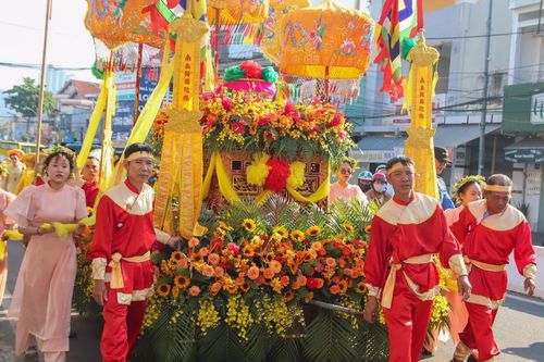 Xe hoa, kiệu lọng được trang trí khi tham gia lễ rước nước. Ảnh: X.N