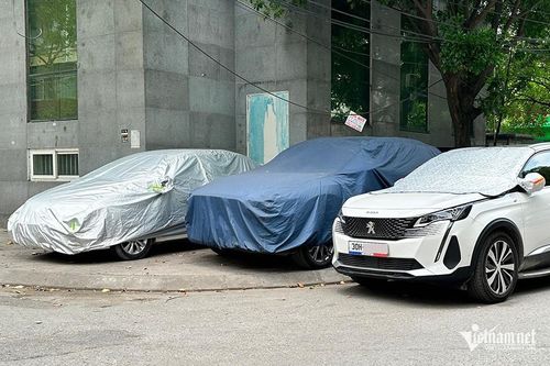Phủ bạt, che chắn các bộ phận như kính chắn gió, cửa sổ trời giúp bảo vệ chiếc xe tốt hơn dưới thời tiết nắng nóng. Ảnh: Hoàng Hiệp
