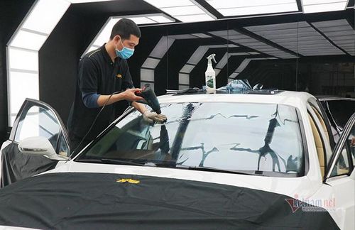 Dán phim cách nhiệt đạt chuẩn là cách giảm nhiệt hiệu quả cho ô tô trong mùa nắng nóng. Ảnh: Hoàng Hiệp