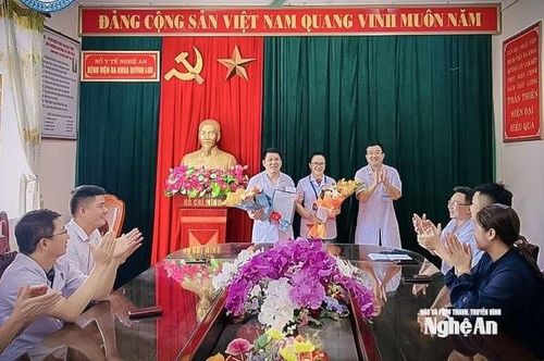 Bệnh viện Đa khoa Quỳnh Lưu tổ chức khen thưởng đột xuất cho bác sĩ chuyên khoa II Hồ Khắc Thủy và điều dưỡng Nguyễn Thị Loan. Ảnh: Thành Chung