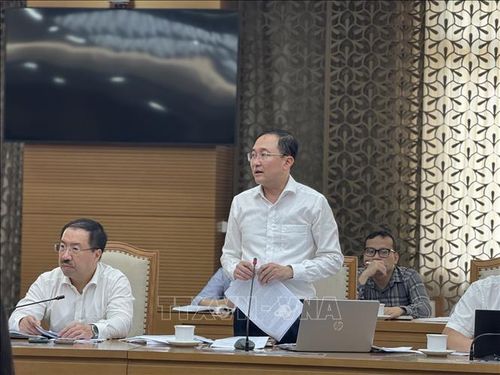 Đại diện Bộ Tư pháp trình bày báo cáo tại cuộc họp.