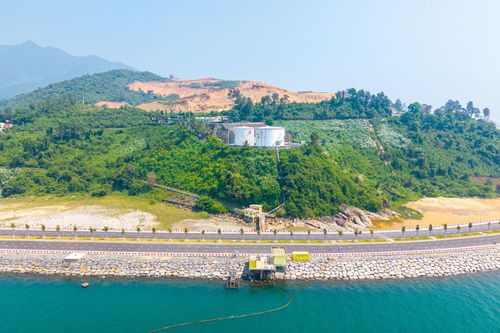 Ở phía nam sẽ có khu bến LNG/LPG, hàng lỏng có hai cầu cảng cho tàu 10.000 - 100.000 DWT .