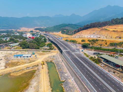 Hệ thống đường giao thông kết nối cảng gồm 2 đoạn: Đoạn 1 từ cổng cảng đến chân cầu vượt đường sắt dài 1,2km, 6 làn xe, rộng 30m; đoạn 2 từ đoạn 1 ra đường Nguyễn Văn Cừ (quốc lộ 1) dài 0,6km, gồm 2 nhánh, mỗi nhánh 2 làn xe, bề rộng 8m.