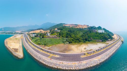 Tuyến đường ven biển hiện lên khá bắt mắt dưới chân đèo Hải Vân.