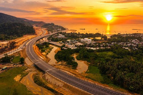 Khung cảnh con đường biển trở nên thơ mộng khi hoàng hôn buông xuống.