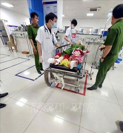 Đại úy H.T.H được cấp cứu tại bệnh viện Việt Nam - Cuba Đồng Hới. Ảnh: TTXVN phát