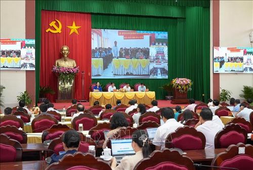 Cử tri tại điểm cầu xã, phường phát biểu bằng hình thức trực tuyến.