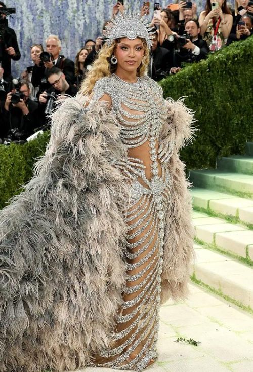 Là một trong những người đồng chủ trì năm nay, Beyoncé đã tạo ấn tượng mạnh mẽ. Cô xuất hiện trong một chiếc váy xuyên thấu đính đầy đá quý, được thiết kế trông giống như một bộ xương, kết hợp với một chiếc áo choàng lông vũ. Ảnh: Getty