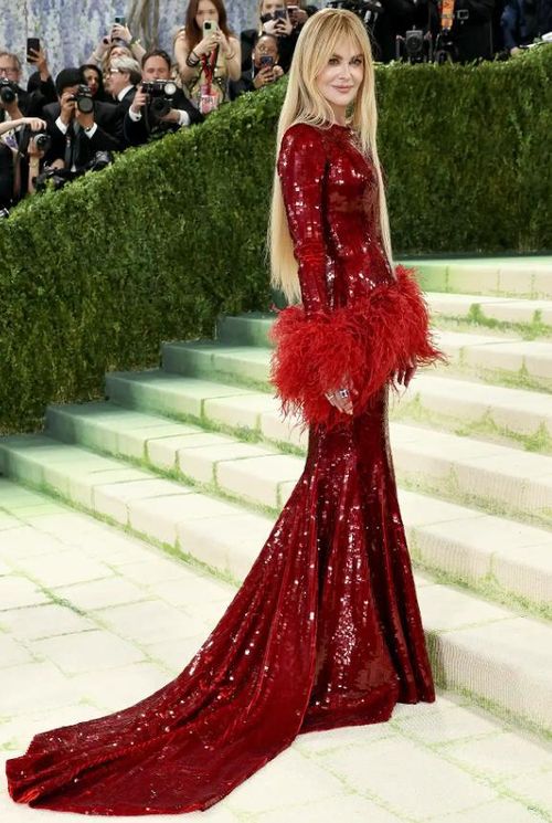 Đồng chủ tịch Nicole Kidman tỏa sáng trong chiếc váy Chanel màu đỏ thẫm đính sequin lấp lánh, với phần đuôi váy dài thướt tha. Cô để mái tóc vàng dâu tây thẳng mượt. Ảnh: Getty