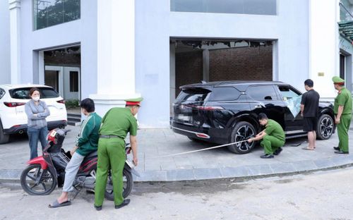 Thực nghiệm hiện trường đối tượng Phạm Minh Tân lấy trộm điện thoại trong chiếc xe Vinfast VF9 tại khu đô thị ở Lạng Sơn.