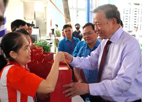 Tổng Bí thư, Chủ tịch nước Tô Lâm thăm, động viên công nhân tại TPHCM ngày 27/4. Ảnh: Kim Sáng.