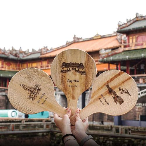 Không dừng lại ở chén dĩa, từ mo cau Tới làm thêm quạt và khắc danh lam, thắng cảnh Huế lên sản phẩm, góp phần quảng bá cho quê hương.