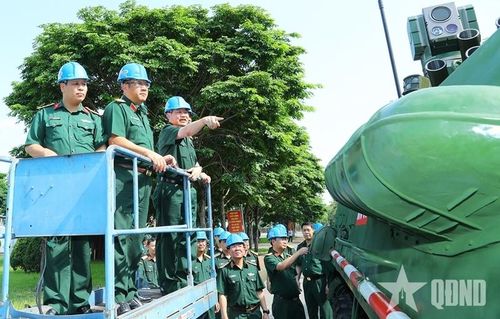 Thượng tướng Phạm Hoài Nam biểu dương Tổng cục Công nghiệp Quốc phòng và Nhà máy Z111 đã chủ động triển khai dự án, bảo đảm tiến độ đề ra. Ảnh: QĐND