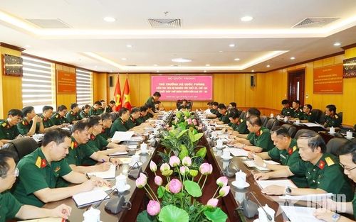 Thượng tướng Phạm Hoài Nam chủ trì kiểm tra tiến độ nghiên cứu, thiết kế, chế tạo xe thiết giáp chở quân chiến đấu XTC-03. Ảnh: QĐND