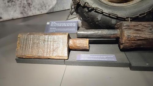Guốc chèn pháo, Pháo thủ Trung đoàn 45, Đại đoàn 351, sử dụng chèn bánh pháo khi kéo pháo vào Mặt trận Điện Biên Phủ, 1954.