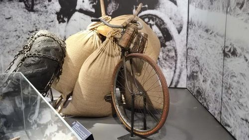 Chiếc xe đạp thồ chở lương thực, vũ khí phục vụ chiến trường.