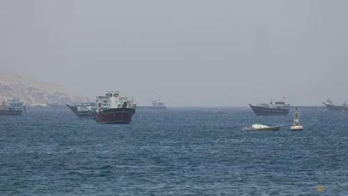 Tàu thuyền di chuyển tại eo biển Hormuz, khu vực Musandam, Oman, ngày 4/5/2026. Ảnh: Reuters.