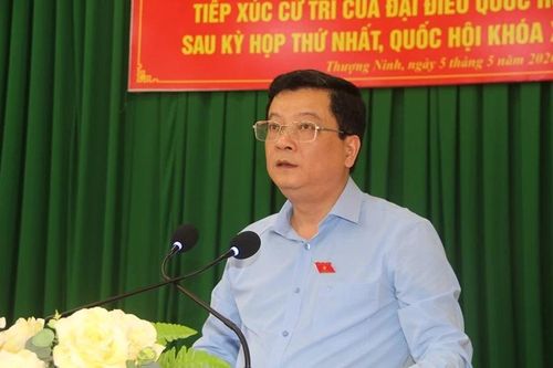 Đồng chí Trần Thế Kính, Vụ trưởng Vụ Kiểm sát án dân sự - Viện Kiểm sát Nhân dân Tối cao thông tin tới cử tri kết quả Kỳ họp thứ nhất, Quốc hội khóa XVI; kết quả hoạt động của Đoàn đại biểu Quốc hội tỉnh tại kỳ họp.