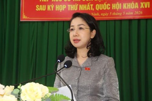 Đồng chí Phan Thị Thùy Linh, Ủy viên hoạt động chuyên trách Ủy ban Văn hóa và Xã hội của Quốc hội tiếp thu ý kiến, kiến nghị của cử tri và giải trình một số vấn đề cử tri quan tâm.