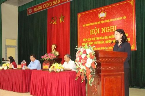 Ủy viên hoạt động chuyên trách Ủy ban Văn hóa và Xã hội của Quốc hội Phan Thị Thùy Linh tiếp thu ý kiến, kiến nghị của cử tri.