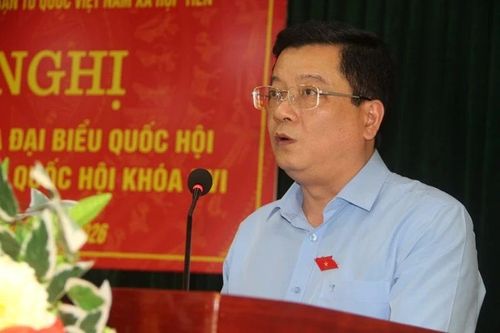Đồng chí Trần Thế Kính, Vụ trưởng Vụ Kiểm sát án dân sự - Viện Kiểm sát Nhân dân Tối cao thông tin tới cử tri xã Hợp Tiến kết quả Kỳ họp thứ nhất, Quốc hội khóa XVI; kết quả hoạt động của Đoàn đại biểu Quốc hội tỉnh tại kỳ họp.