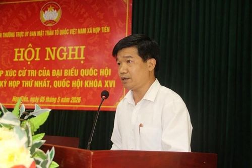Cử tri xã Hợp Tiến phát biểu tại hội nghị.