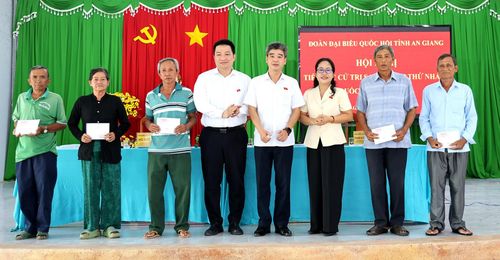 Đoàn đại biểu Quốc hội tỉnh An Giang (đơn vị số 3) trao tặng phần quà cho gia đình chính sách.
