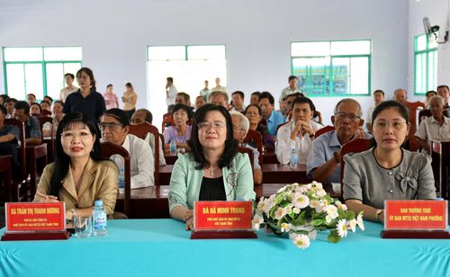 Đại biểu tham dự buổi tiếp xúc cử tri.